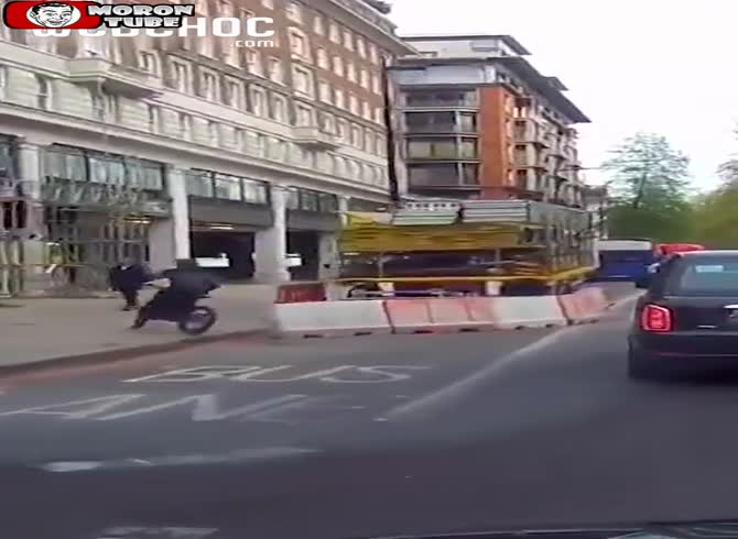 Video :The pedestrian's phone is stolen by a man on an electric bike
